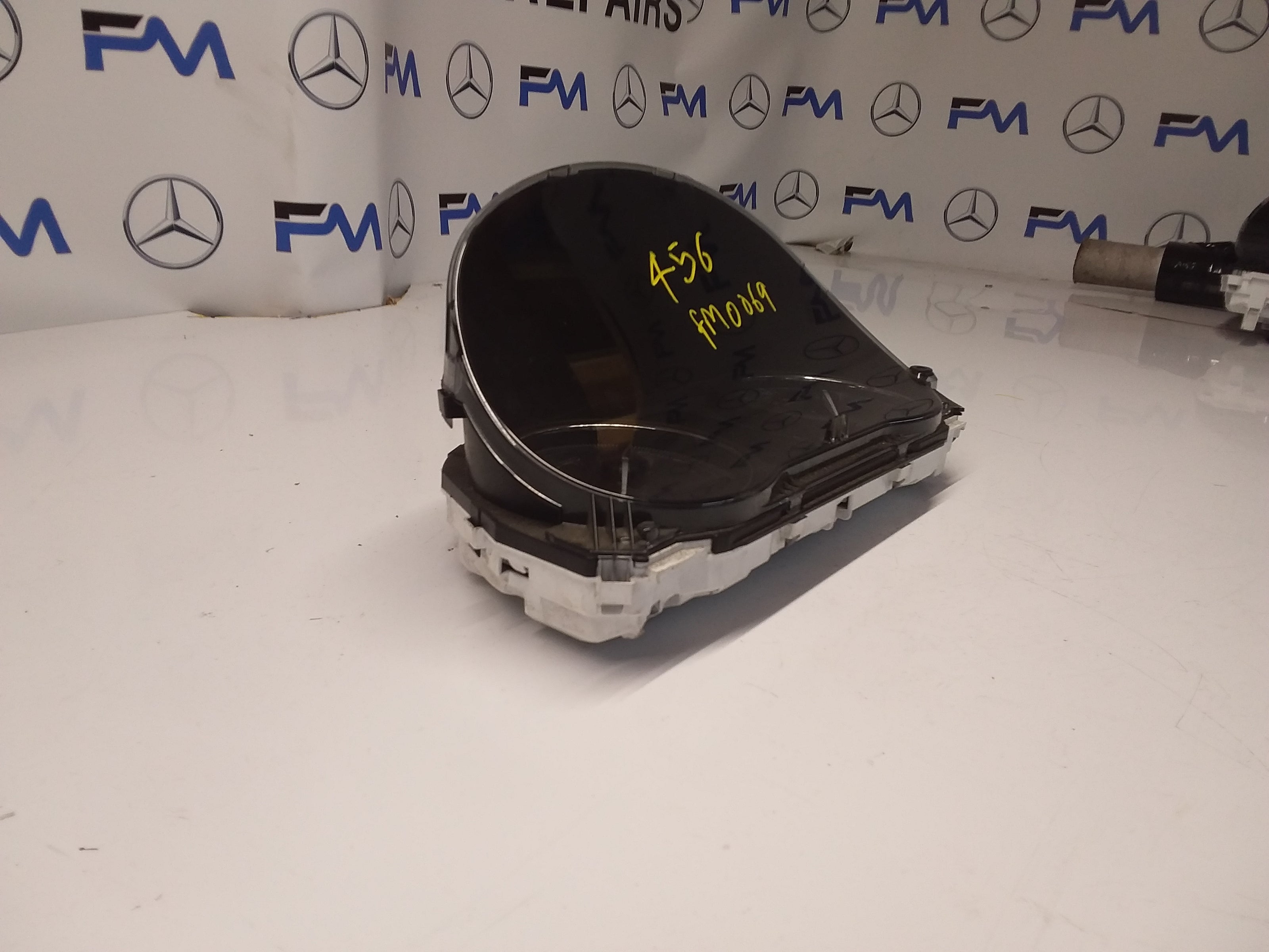 MITSUBISHI OUTLANDER 8100C456 SPEEDOMETER INSTRUMENT CLUSTER FM0069
