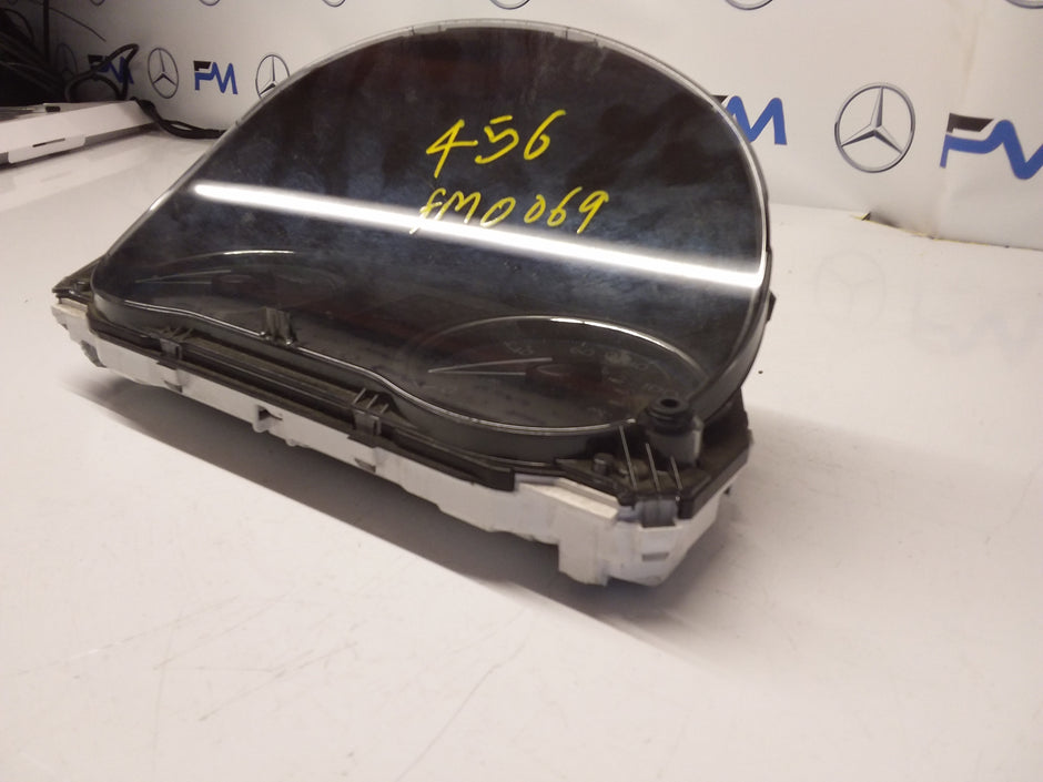 MITSUBISHI OUTLANDER 8100C456 SPEEDOMETER INSTRUMENT CLUSTER FM0069