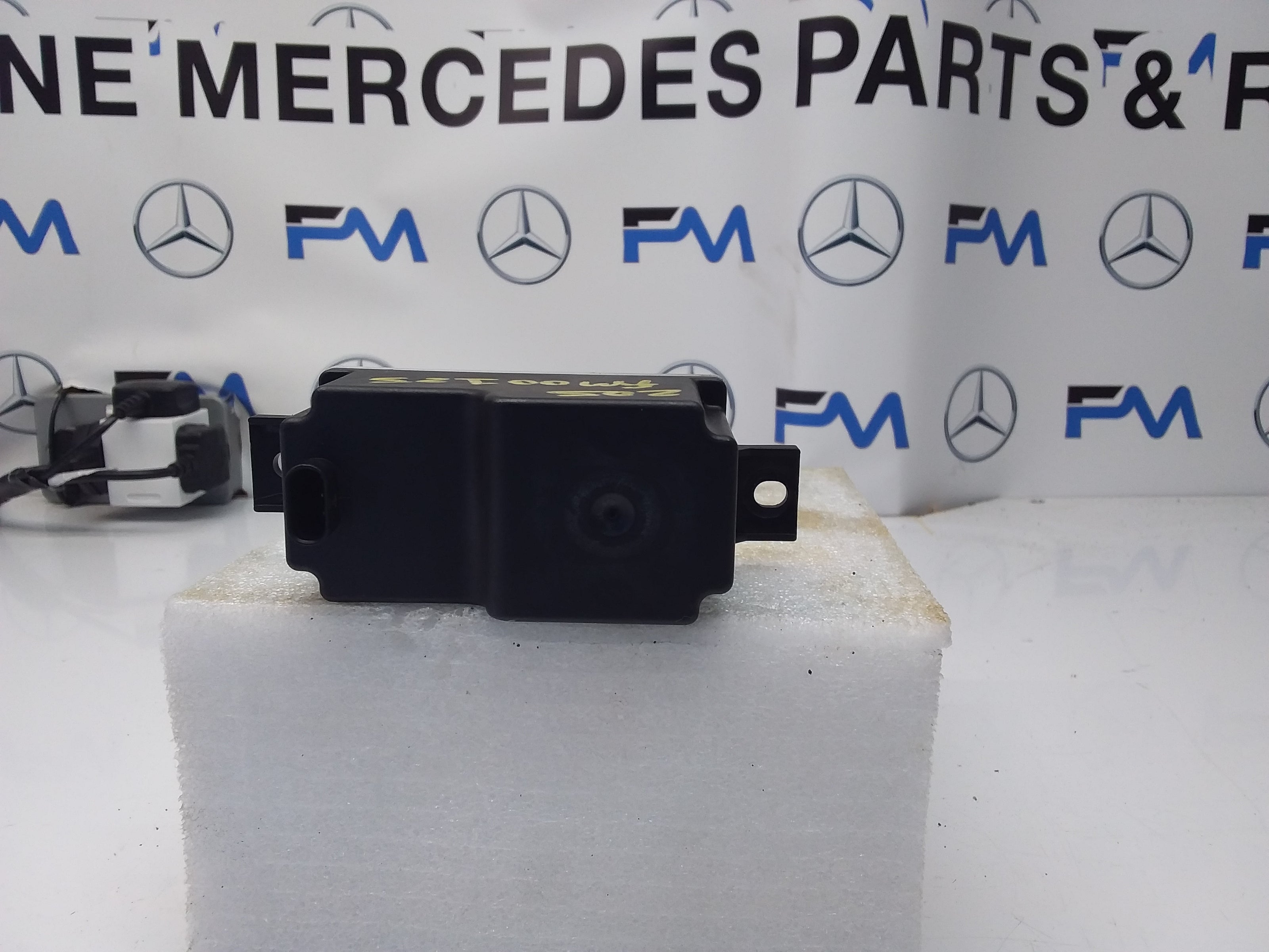 MERCEDES C-CLASS VOLTAGE CONVERTER AUXILIARY BATTERY W205 A2059053413 FM00125