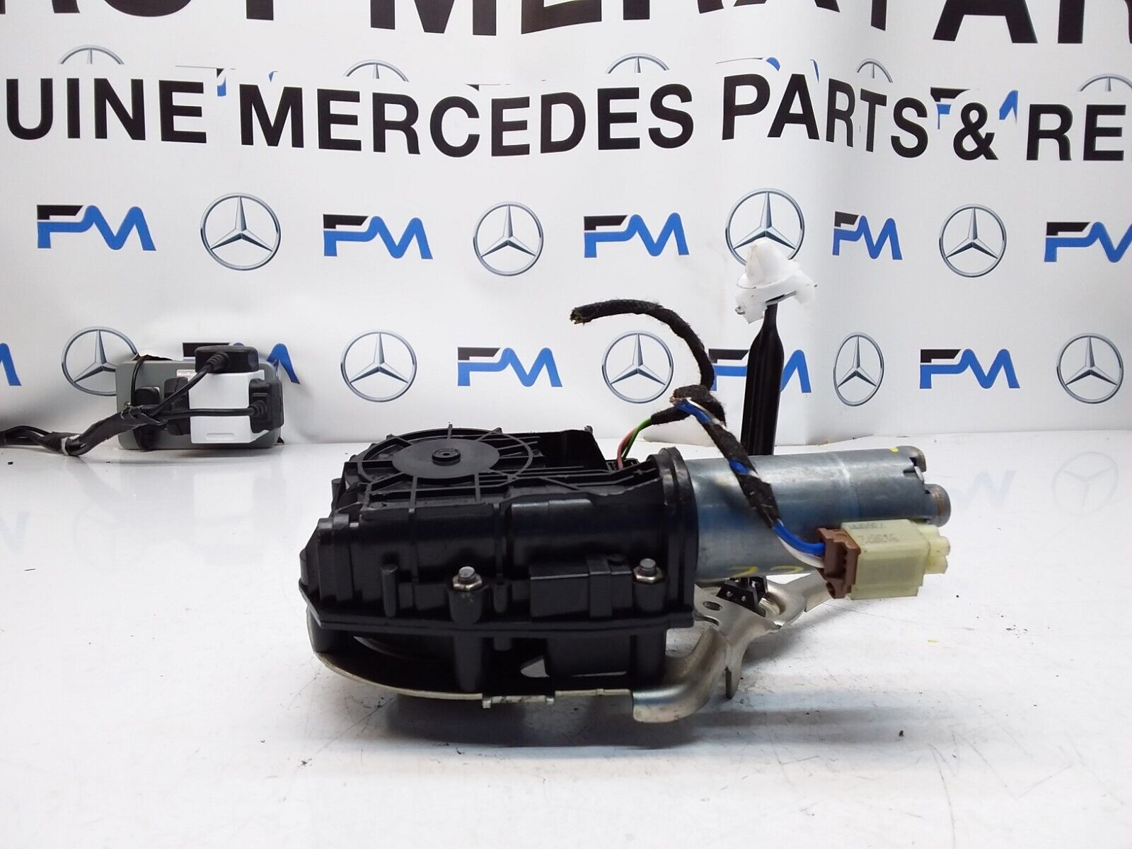 Mercedes C-CLASS W238 TAILGATE LIFT SOFT CLOSE 0390204 124 FM00599