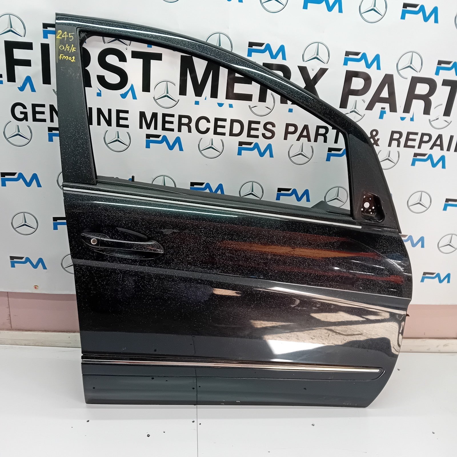MERCEDES BENZ B-CLASS  W245  DRIVER SIDE FRONT DOOR ( OFF SIDE FRONT ) FM01
