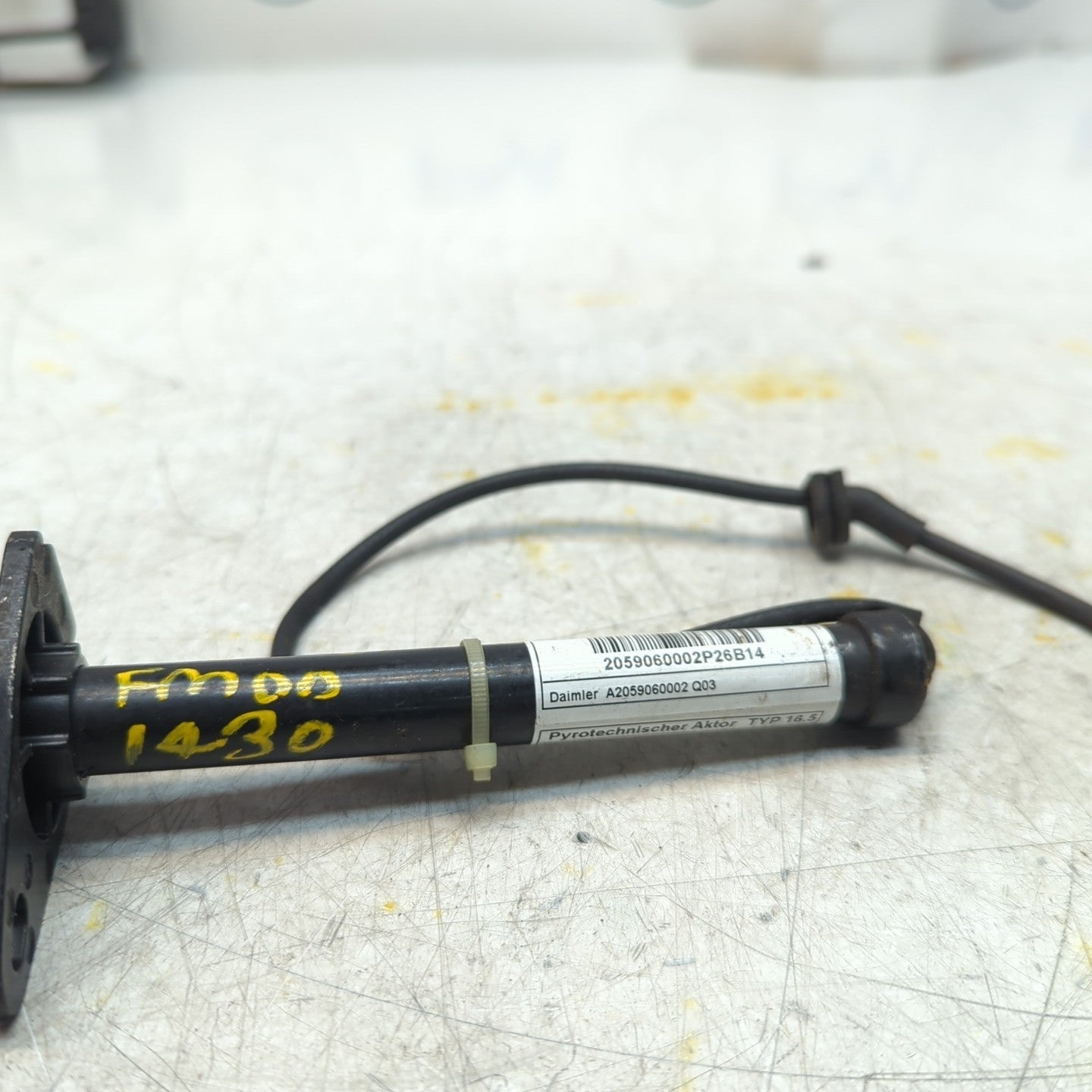 MERCEDES C CLASS W205 BONNET PEDESTRIAN ACTUATOR A2059060002 2014 FM001430