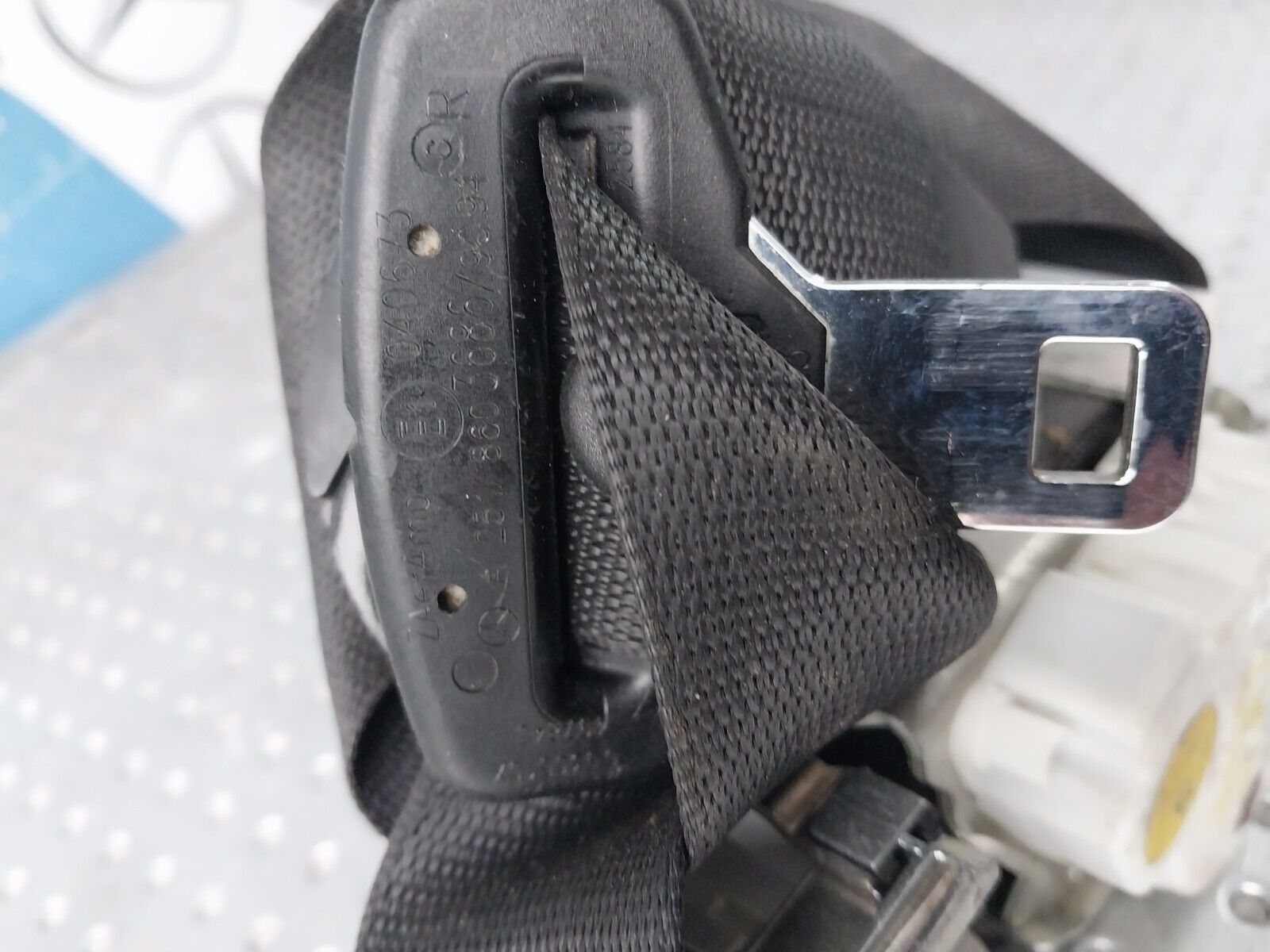 MERCEDES ML W164 OFF SIDE FRONT SEAT BELT OEM A2518603686