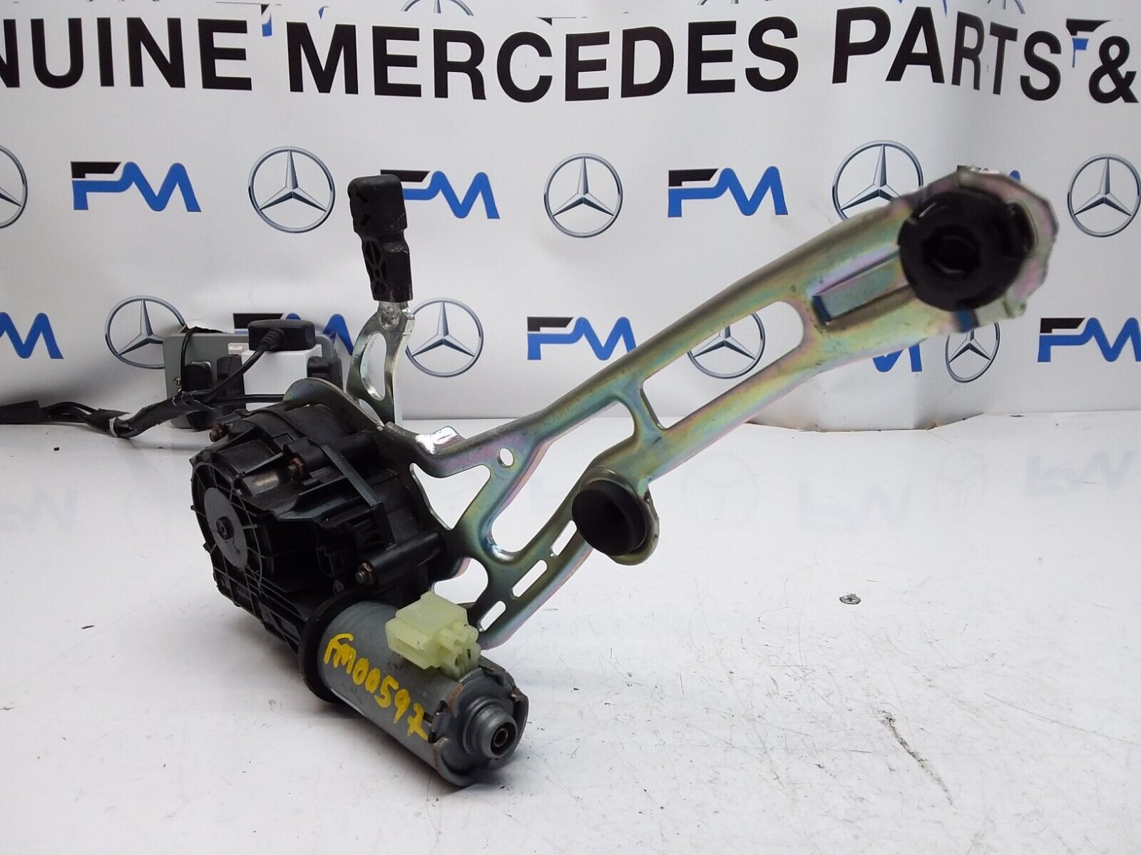 Mercedes C-CLASS W205 TAILGATE LIFT SOFT CLOSE 0390204 124 FM00597 