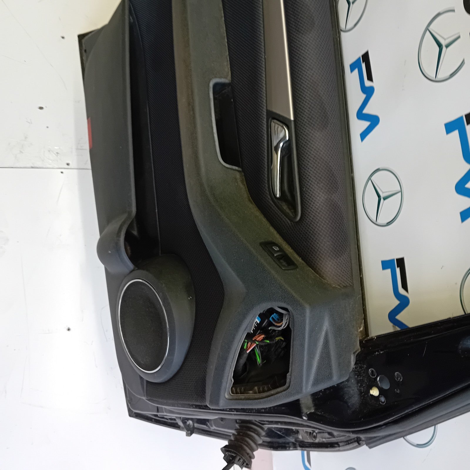MERCEDES BENZ B-CLASS W245 PASSENGER SIDE FRONT DOOR ( NEAR SIDE FRONT ) FM012