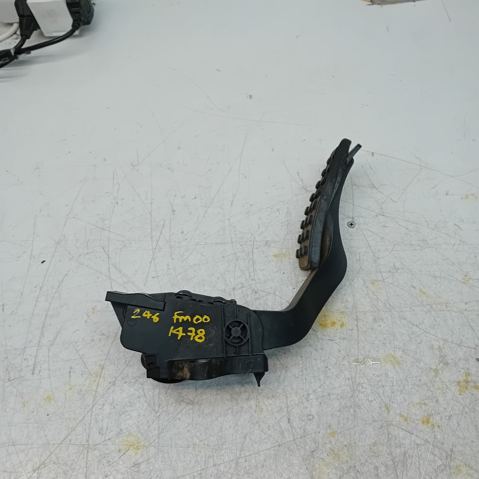 MERCEDES BENZ  B-CLASS W246 THROTTLE ACCELERATOR A2463001904 2015  FM001478