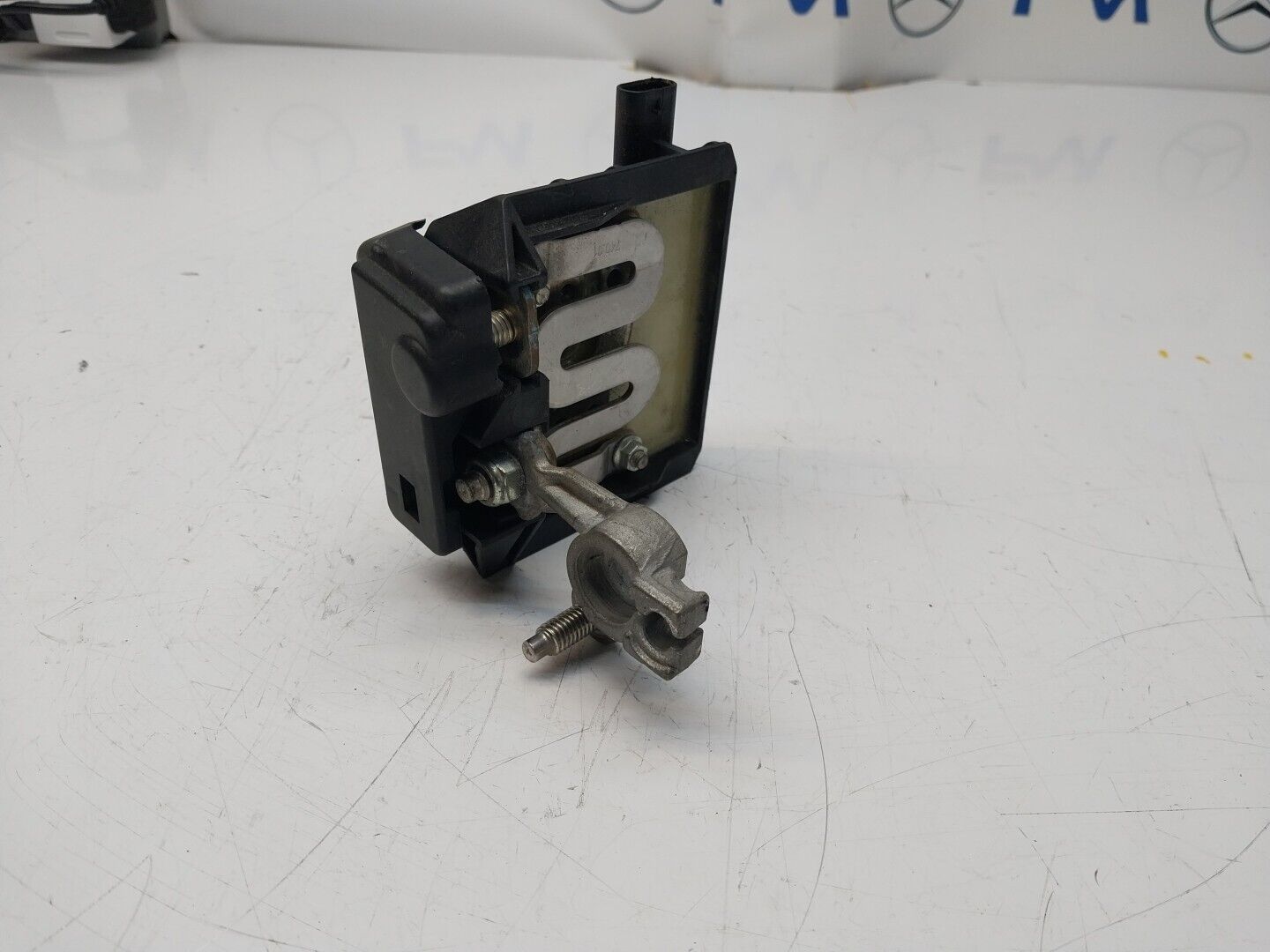 Mercedes W213 W205 W218 W238 W253 Negative Battery Tray Clamp A0009061505FM00252