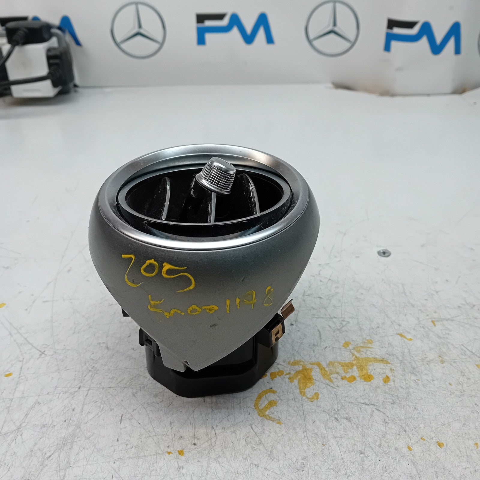 MERCEDES C-CLASS W205 DASHBOARD AIR VENT DRIVER SIDE 2014 A2058304400 FM001178
