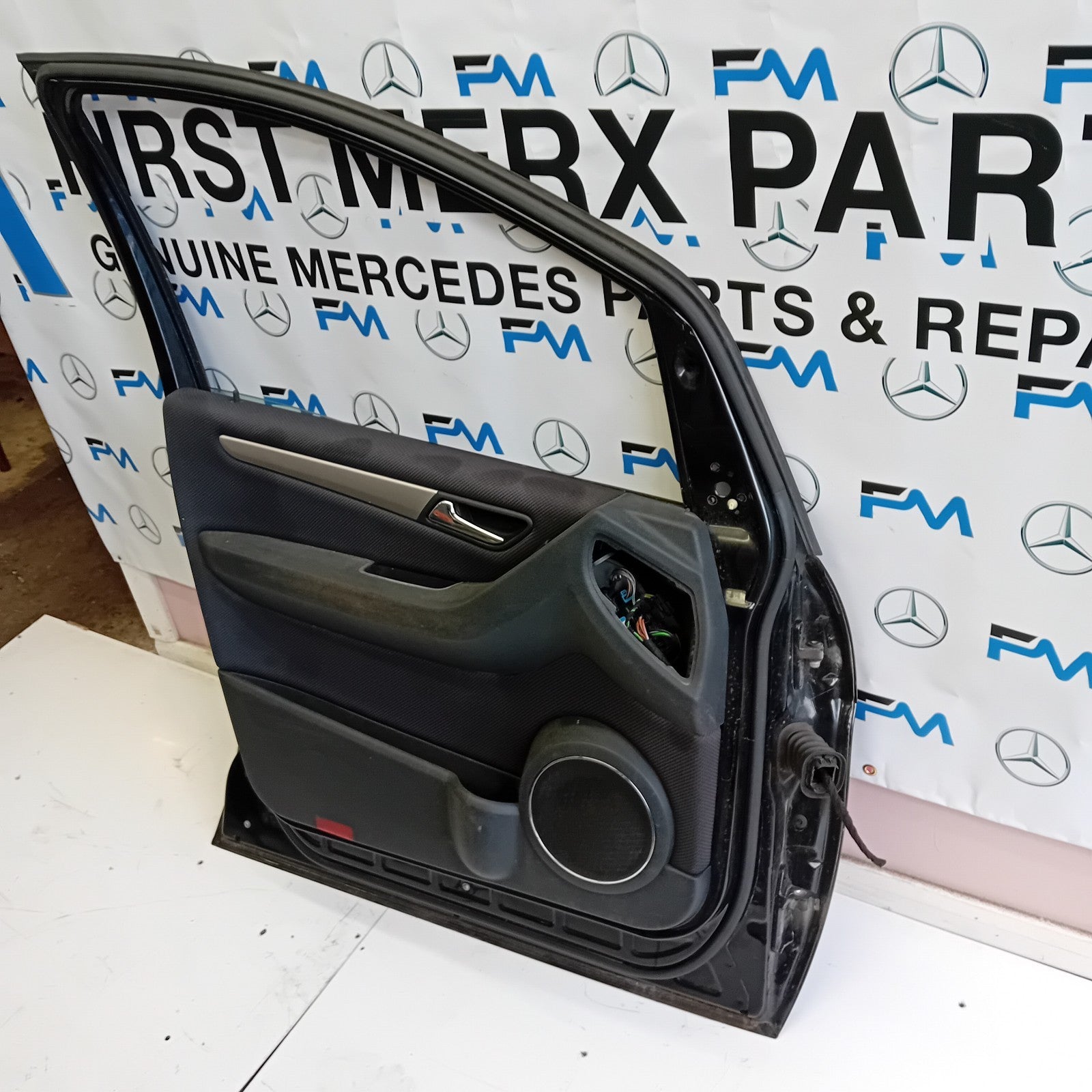 MERCEDES BENZ B CLASS W245 PASSENGER SIDE REAR DOOR ( NEAR SIDE REAR ) FM012
