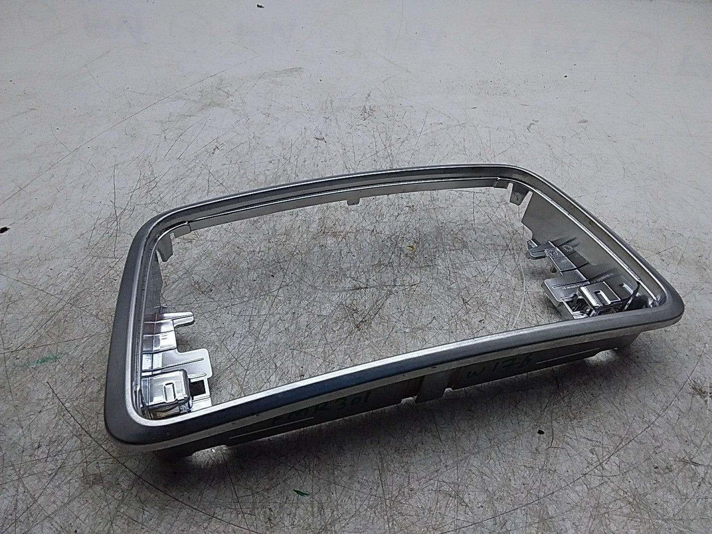MERCEDES A-CLS W176 STEREO SURROUND TRIM A1766890018 FMR301