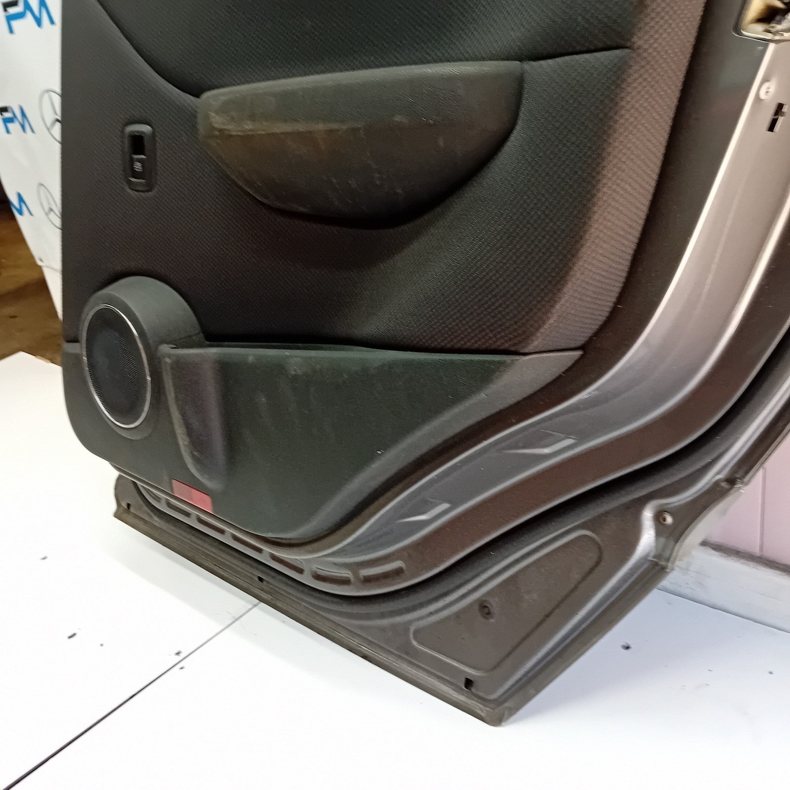 MERCEDES BENZ B-CLASS  W245  DRIVER SIDE REAR DOOR ( OFF SIDE REAR ) FM02