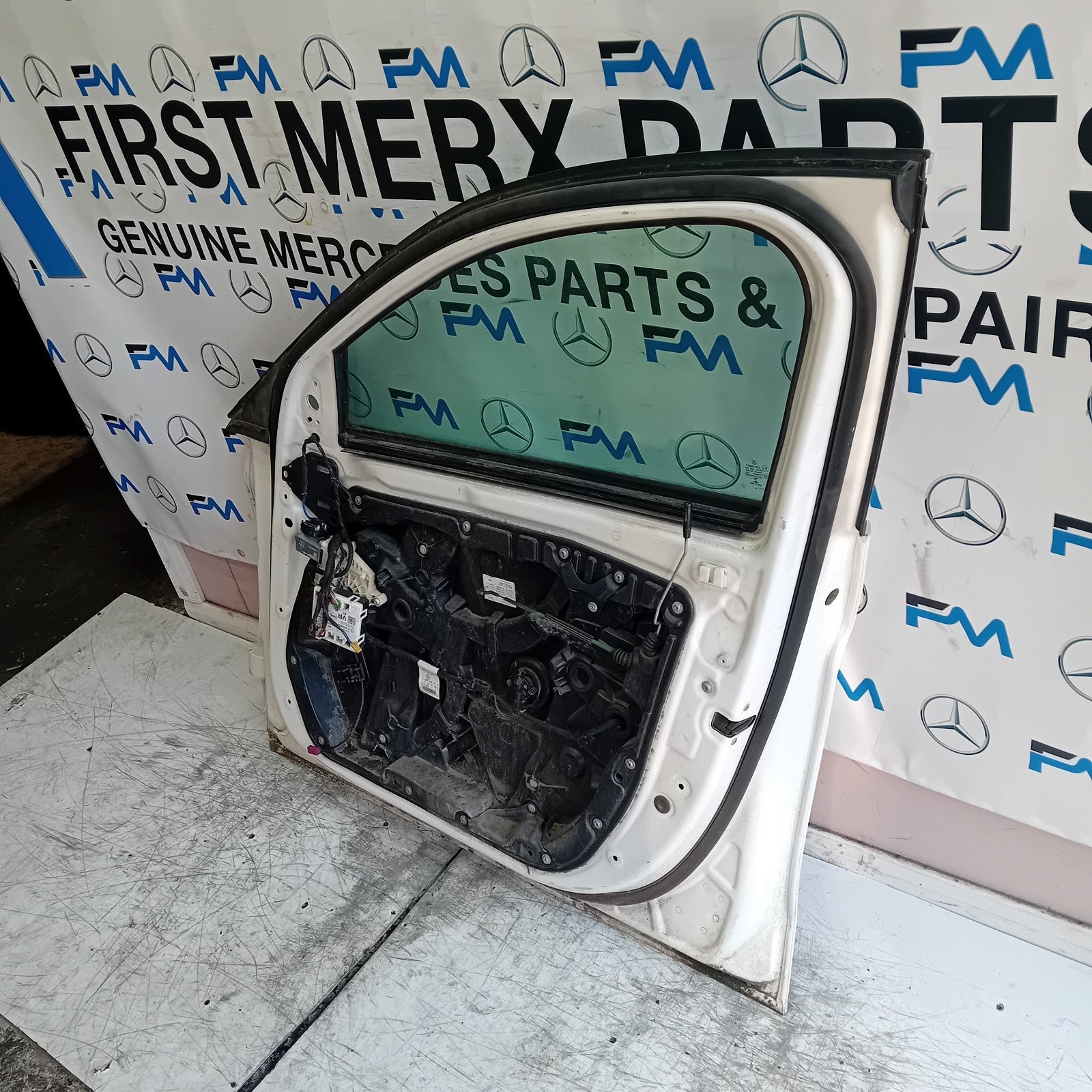 MERCEDES BENZ C-CLASS W205 DRIVER FRONT DOOR OSF 2014 WHITE  FMD507