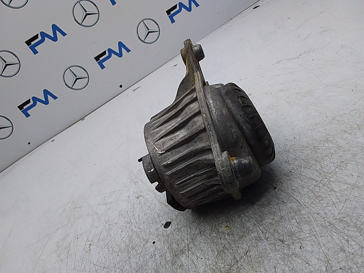 MERCEDES BENZ  E-CLASS W213  ENGINE MOUNT RIGHT A2132400600 FMR316