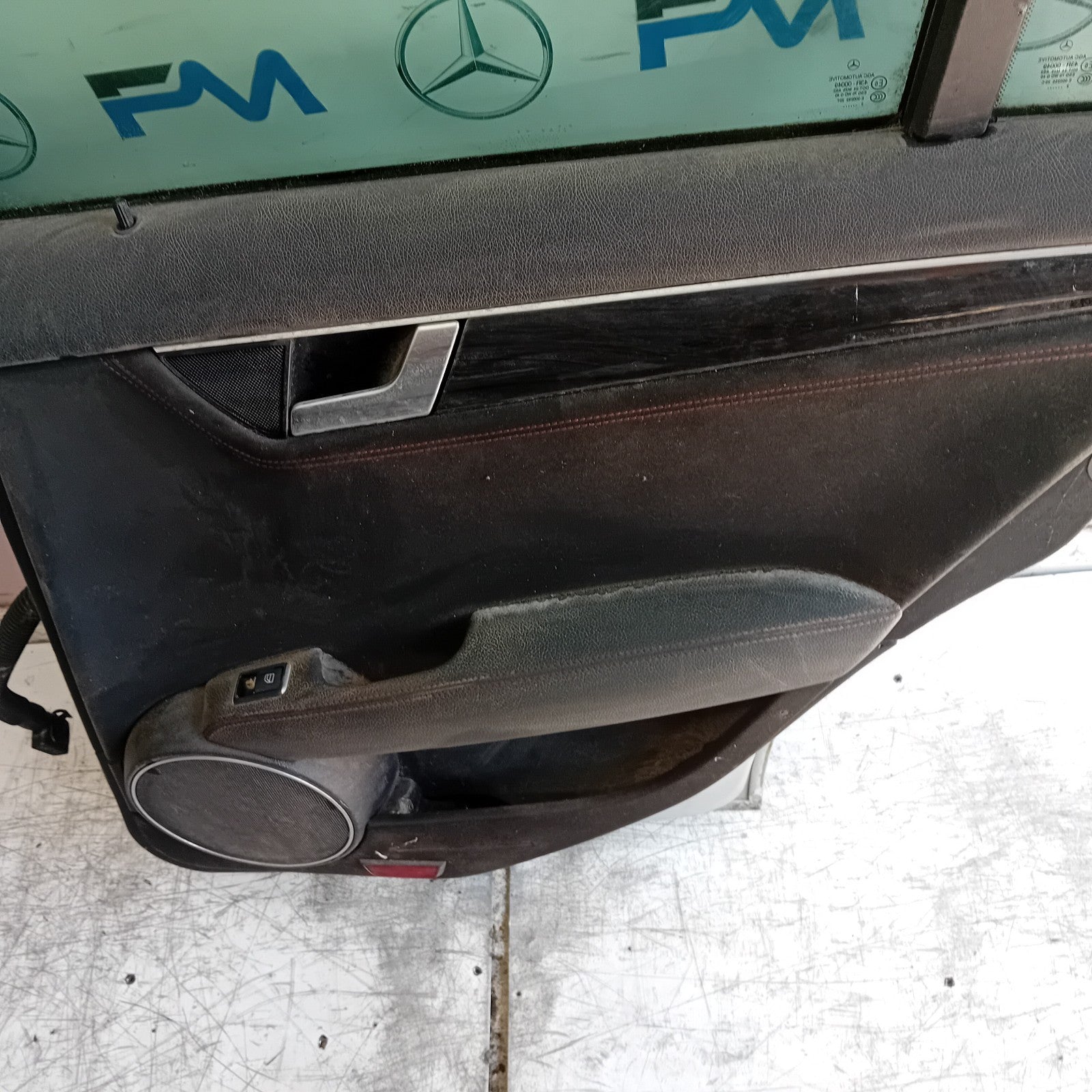 MERCEDES C-CLASS W204 SLN DRIVER REAR DOOR OSR 2011 SILVER COMPLETE FMD490