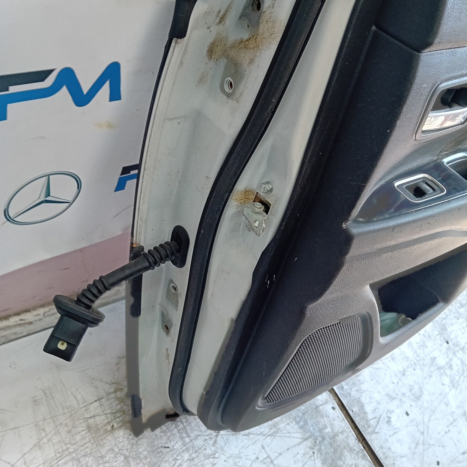 MITSUBISHI OUTLANDER MK3 DRIVER REAR DOOR OSR 2013 WHITE COMPLETE FMD493