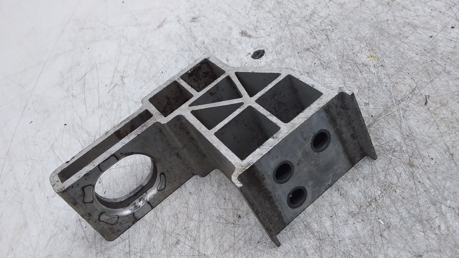 MERCEDES BENZ  E-CLASS  RADIATOR MOUNTING BRACKET RIGHT SIDE A2135010720 FMR403
