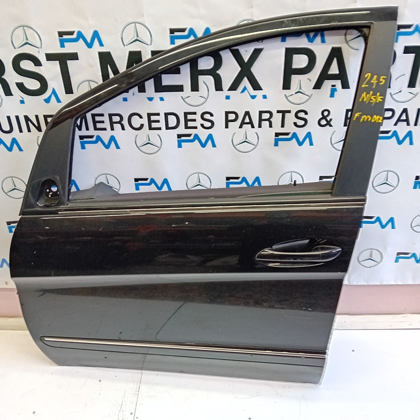 MERCEDES BENZ B-CLASS W245 PASSENGER SIDE FRONT DOOR ( NEAR SIDE FRONT ) FM012