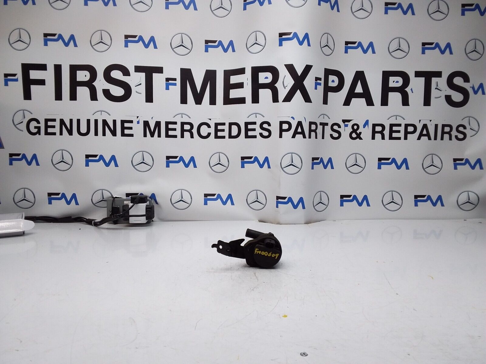 Mercedes E-CLASS W211 ELECTRIC COOLANT WATER PUMP A2118350028 FM00609