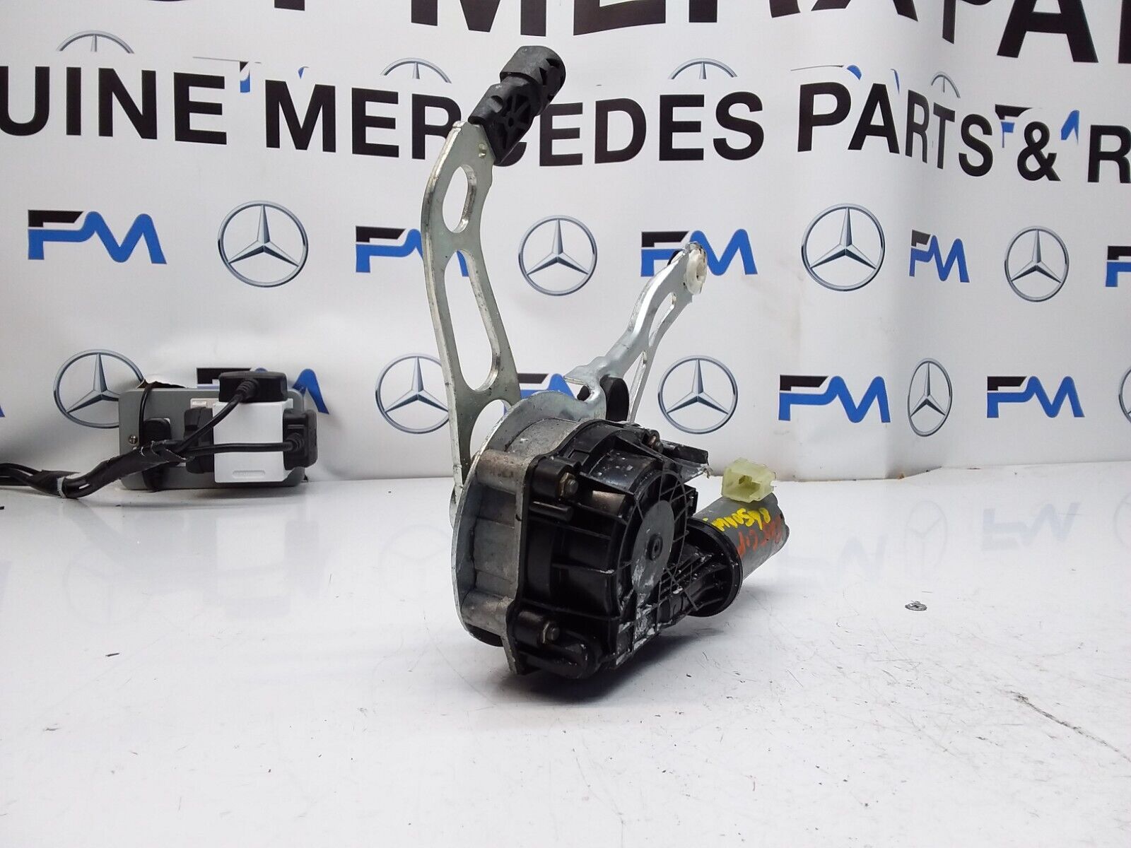 Mercedes C-CLASS W205 TAILGATE LIFT SOFT CLOSE 0390204 124 FM00598