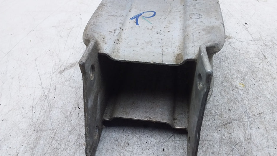 MERCEDES BENZ C-CLASS W204 RIGHT SIDE FRONT CRASH BAR SUPPORT A2046200995 FMR409