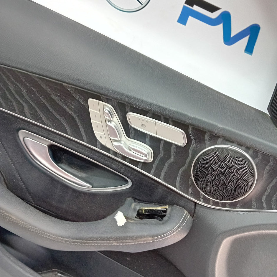 MERCEDES BENZ C-CLASS  W205 PASSENGER SIDE FRONT DOOR ( NEAR SIDE FRONT ) FM04