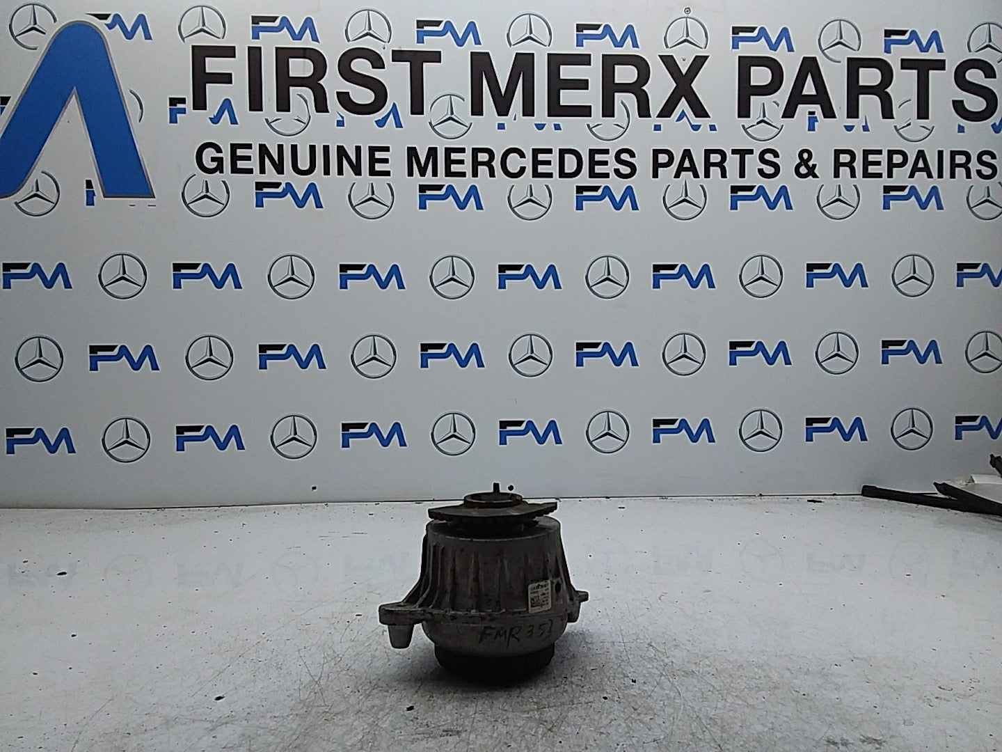 MERCEDES BENZ  C-CLASS  W205  ENGINE MOUNT LEFT NS A2052406617 FMR353