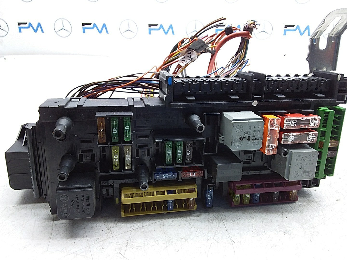 MERCEDES BENZ  E-CLASS W212  FUSE BOX RELAY BOX A2129009522 FMR481