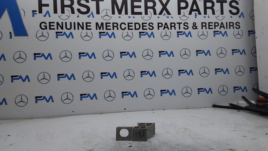 MERCEDES BENZ  E-CLASS  RADIATOR MOUNTING BRACKET RIGHT SIDE A2135010720 FMR403