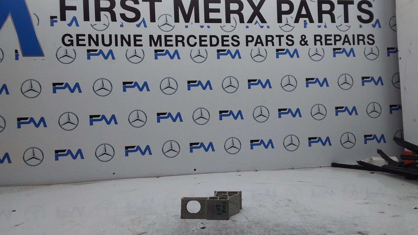MERCEDES BENZ  E-CLASS  RADIATOR MOUNTING BRACKET RIGHT SIDE A2135010720 FMR403