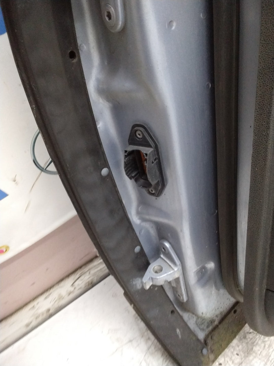 MERCEDES M-CLASS W164  DRIVER FRONT DOOR OSF  2005-2011 SILVER  FMD559