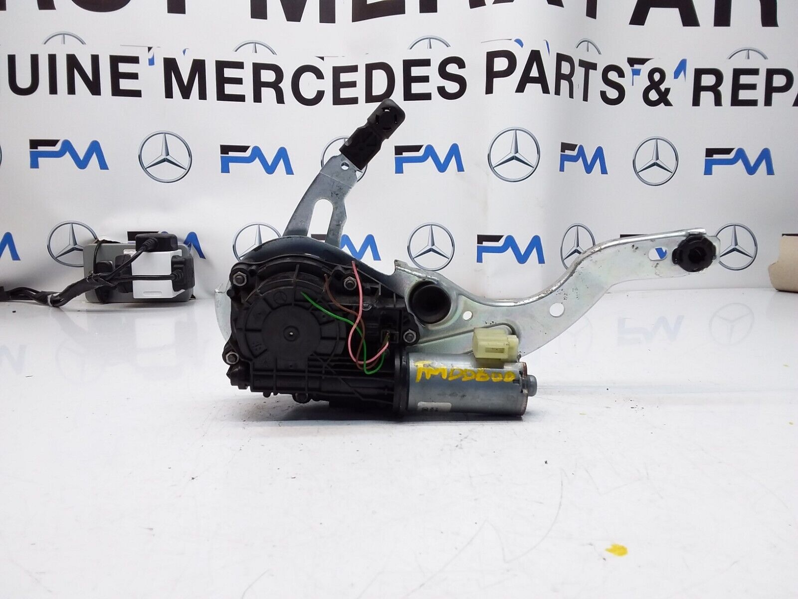 Mercedes C-CLASS W205 TAILGATE LIFT SOFT CLOSE 0390204 124 FM00600