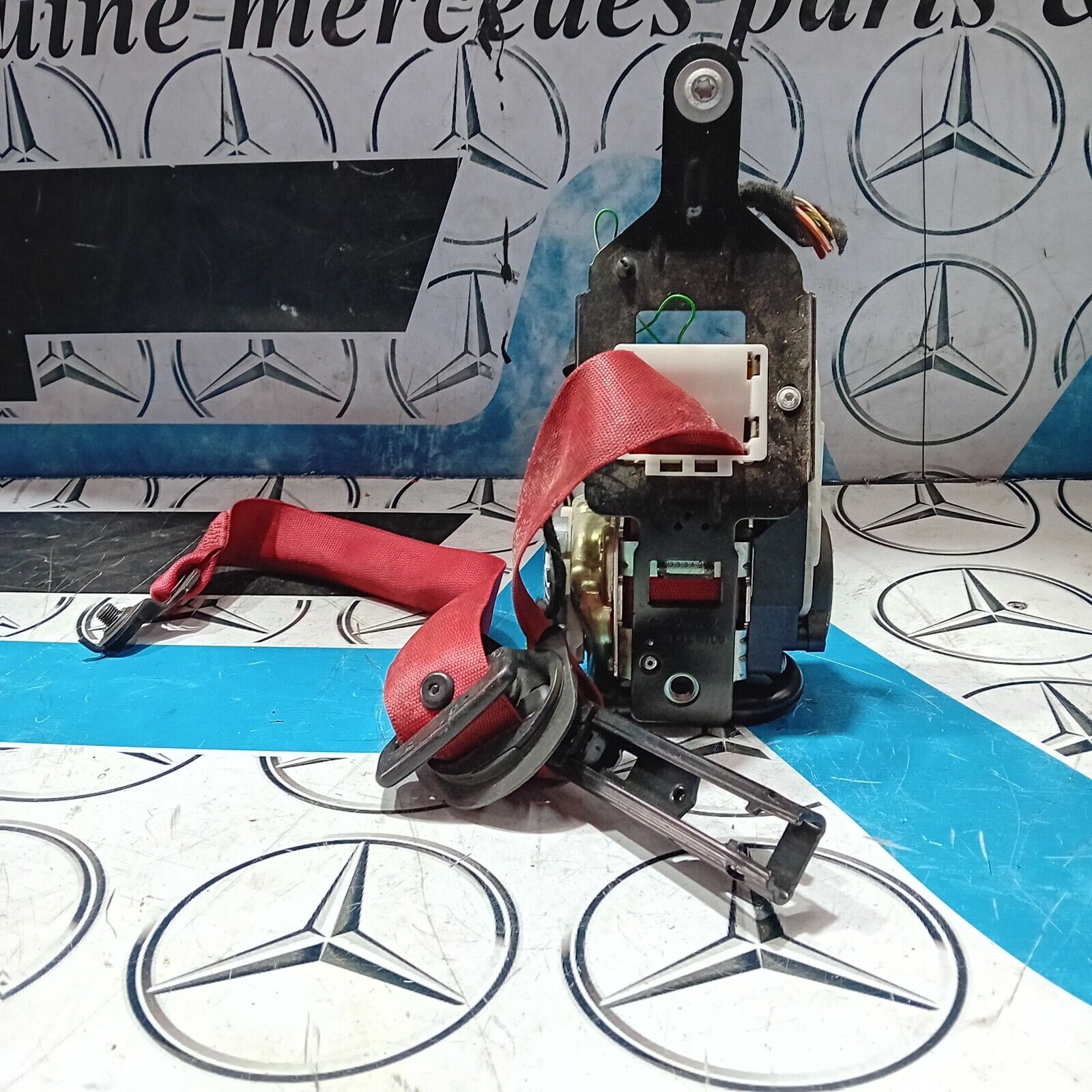 MERCEDES-BENZ C CLASS W204 (SALOON) S204 (ESTATE) O/S/F RED SEAT BELT 2048601885