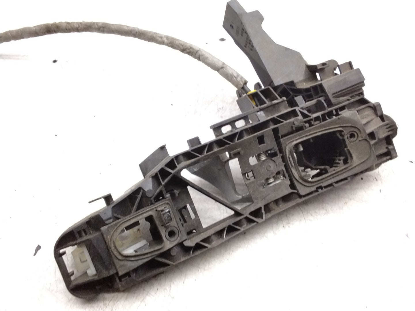 MERCEDES MERCEDES C-CLASS W205 FRONT RIGHT DOOR HANDLE BRACKET A0997604600 FMR40