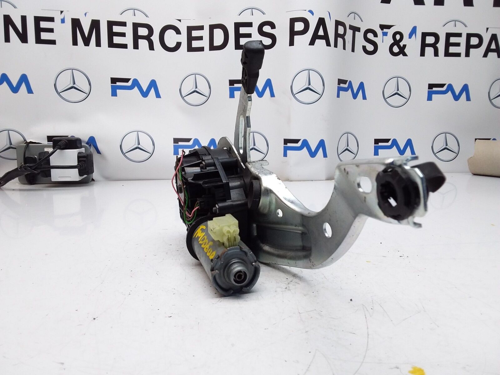 Mercedes C-CLASS W205 TAILGATE LIFT SOFT CLOSE 0390204 124 FM00600