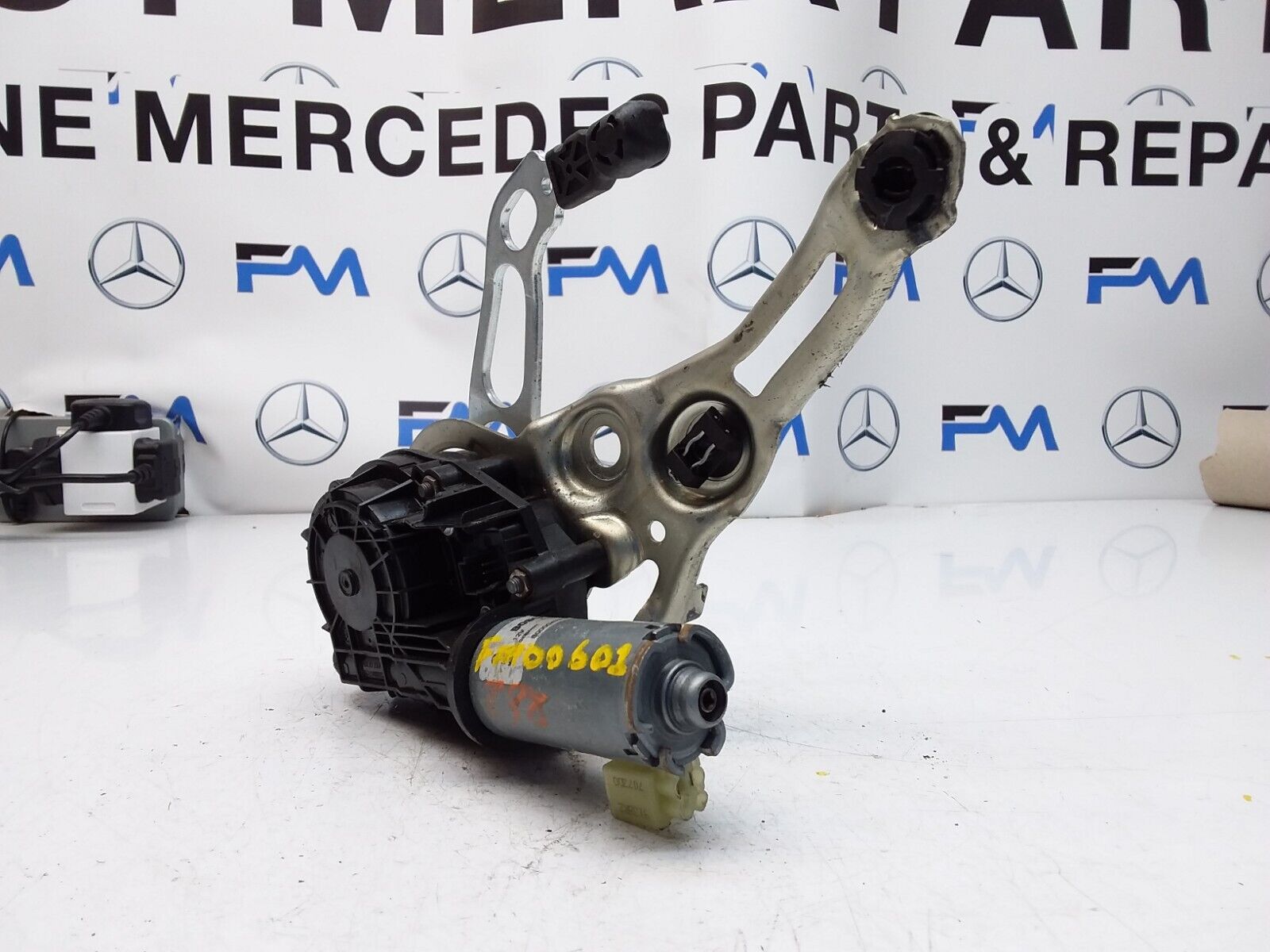 Mercedes E-CLASS W238 TAILGATE LIFT SOFT CLOSE 0390204 124 FM00601