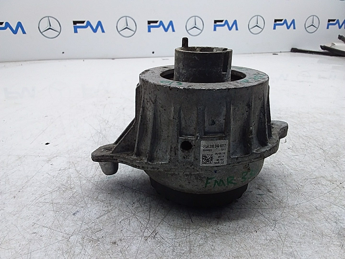 MERCEDES BENZ  C-CLASS W205  ENGINE MOUNT RIGHT OS A2052406517 FMR330