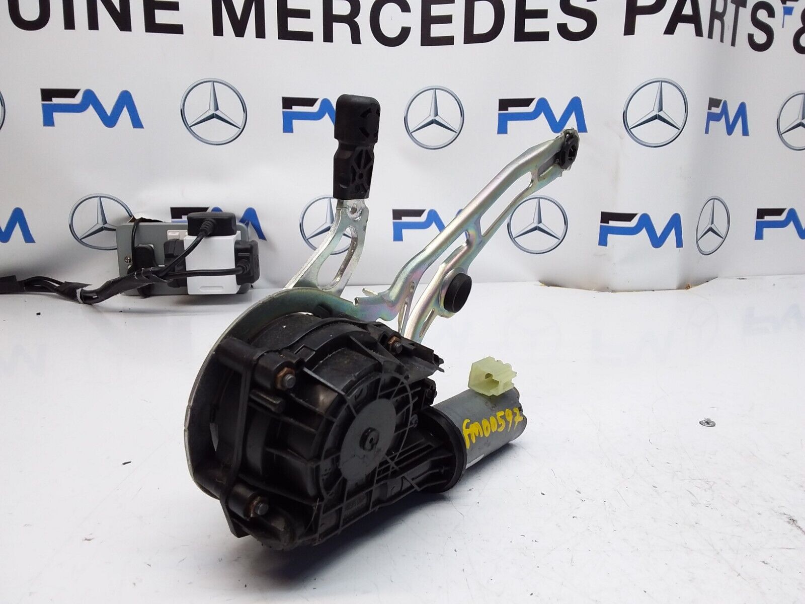 Mercedes C-CLASS W205 TAILGATE LIFT SOFT CLOSE 0390204 124 FM00597 