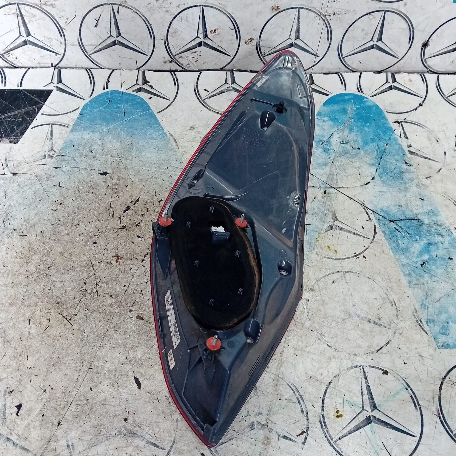 MERCEDES BENZ C-CLASS W205 DRIVER SIDE ( OFF SIDE ) TAIL LIGHT