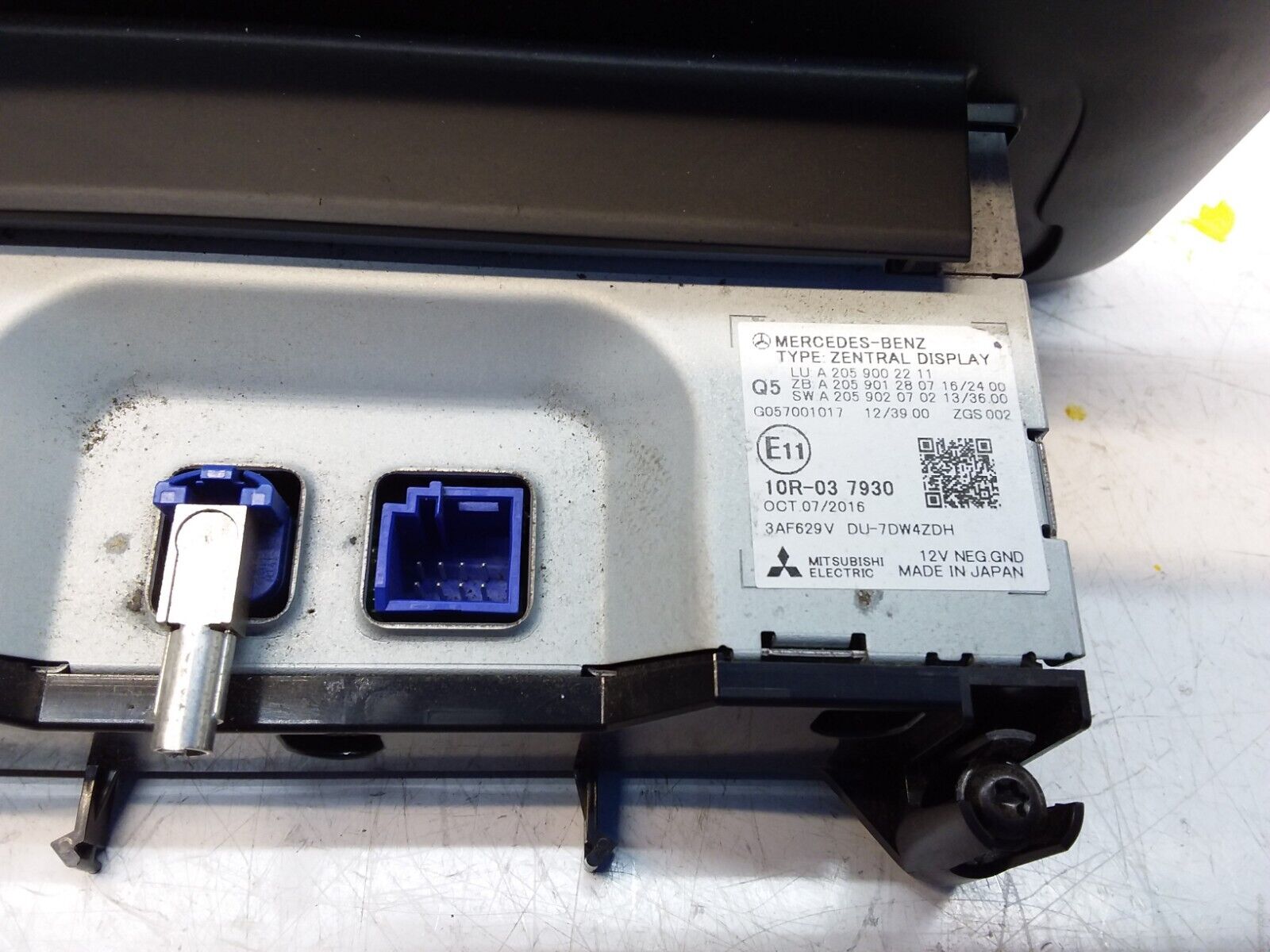MERCEDES C-CLASS W205 2016 SAT NAV MULTIMEDIA SCREEN A2059002211 FM00671