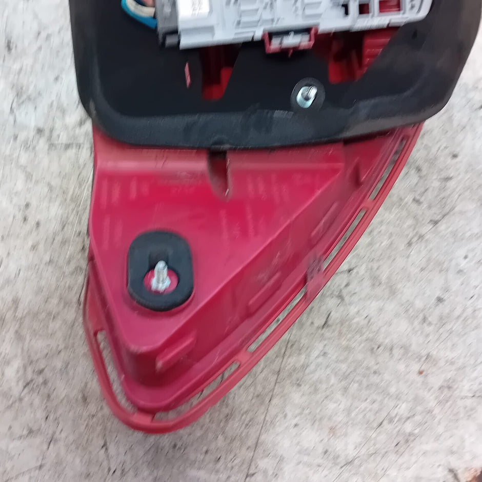MERCEDES BENZ C-CLASS W204 DRIVER SIDE (OFF SIDE ) REAR TAIL LIGHT - 2046205864