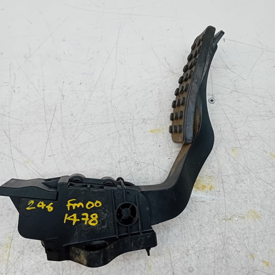 MERCEDES BENZ  B-CLASS W246 THROTTLE ACCELERATOR A2463001904 2015  FM001478
