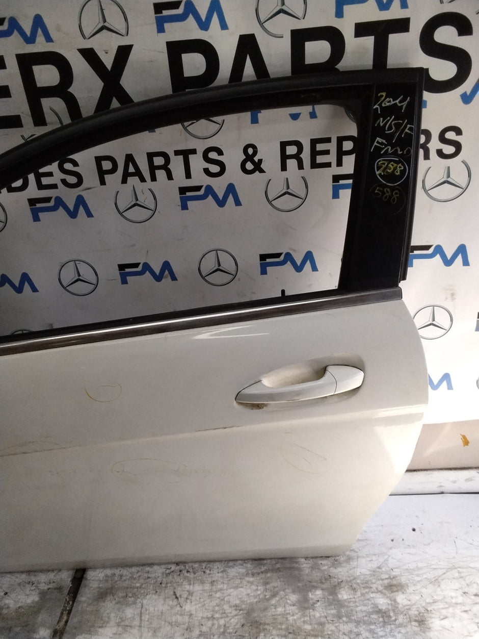 MERCEDES BENZ  C-CLS W204 SLN PASSENGER FRONT DOOR NSF WHITE 2008-14  FMD588
