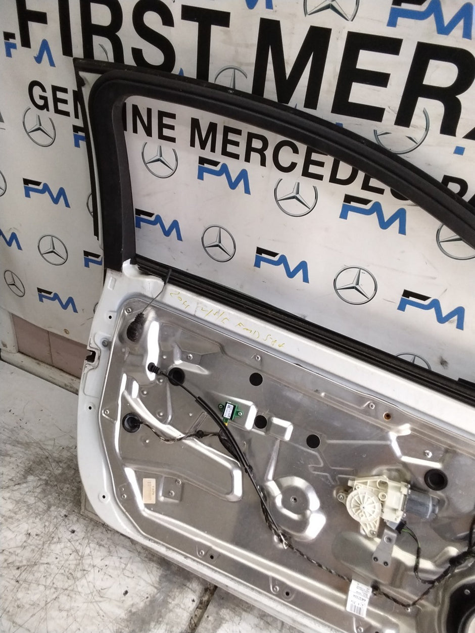 MERCEDES BENZ  C-CLS W204 SLN PASSENGER FRONT DOOR NSF WHITE 2008-14  FMD588