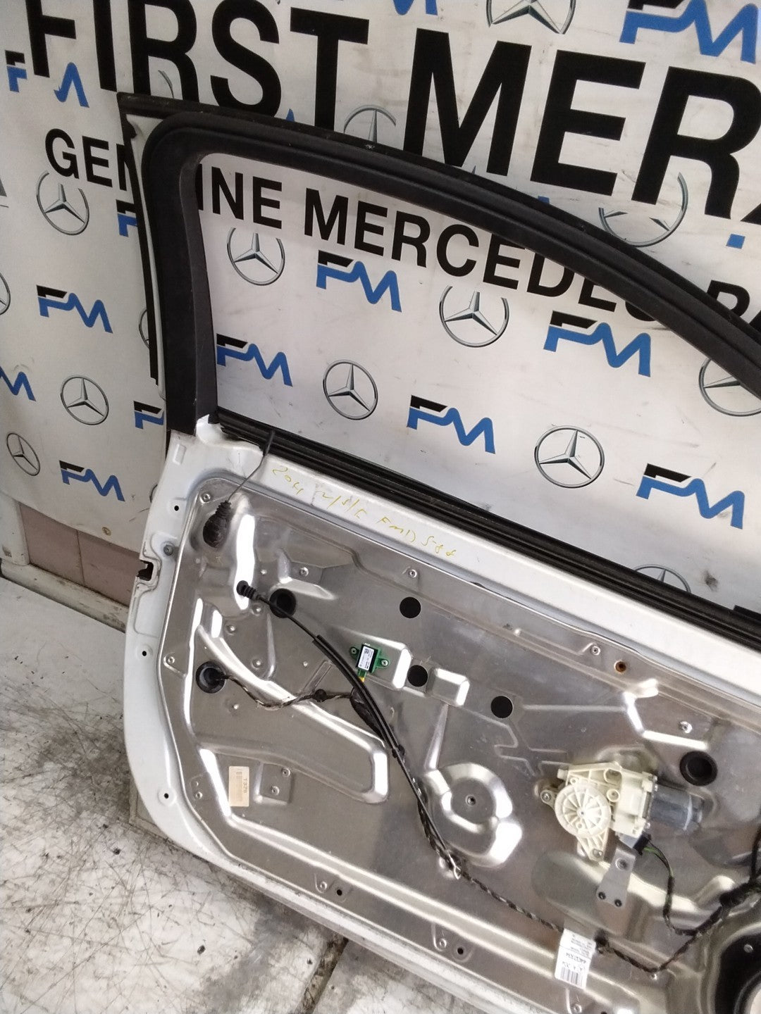 MERCEDES BENZ  C-CLS W204 SLN PASSENGER FRONT DOOR NSF WHITE 2008-14  FMD588