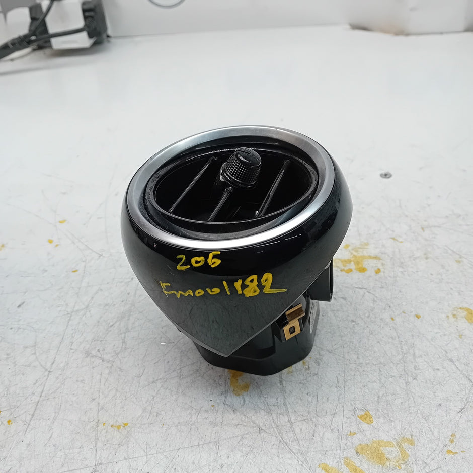 MERCEDES C-CLASS W205 DASHBOARD AIR VENT PASSENGER SIDE  A2058303604 FM001182