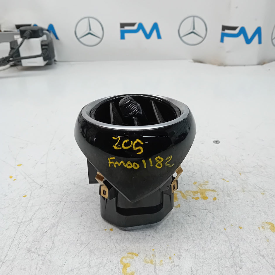 MERCEDES C-CLASS W205 DASHBOARD AIR VENT PASSENGER SIDE  A2058303604 FM001182