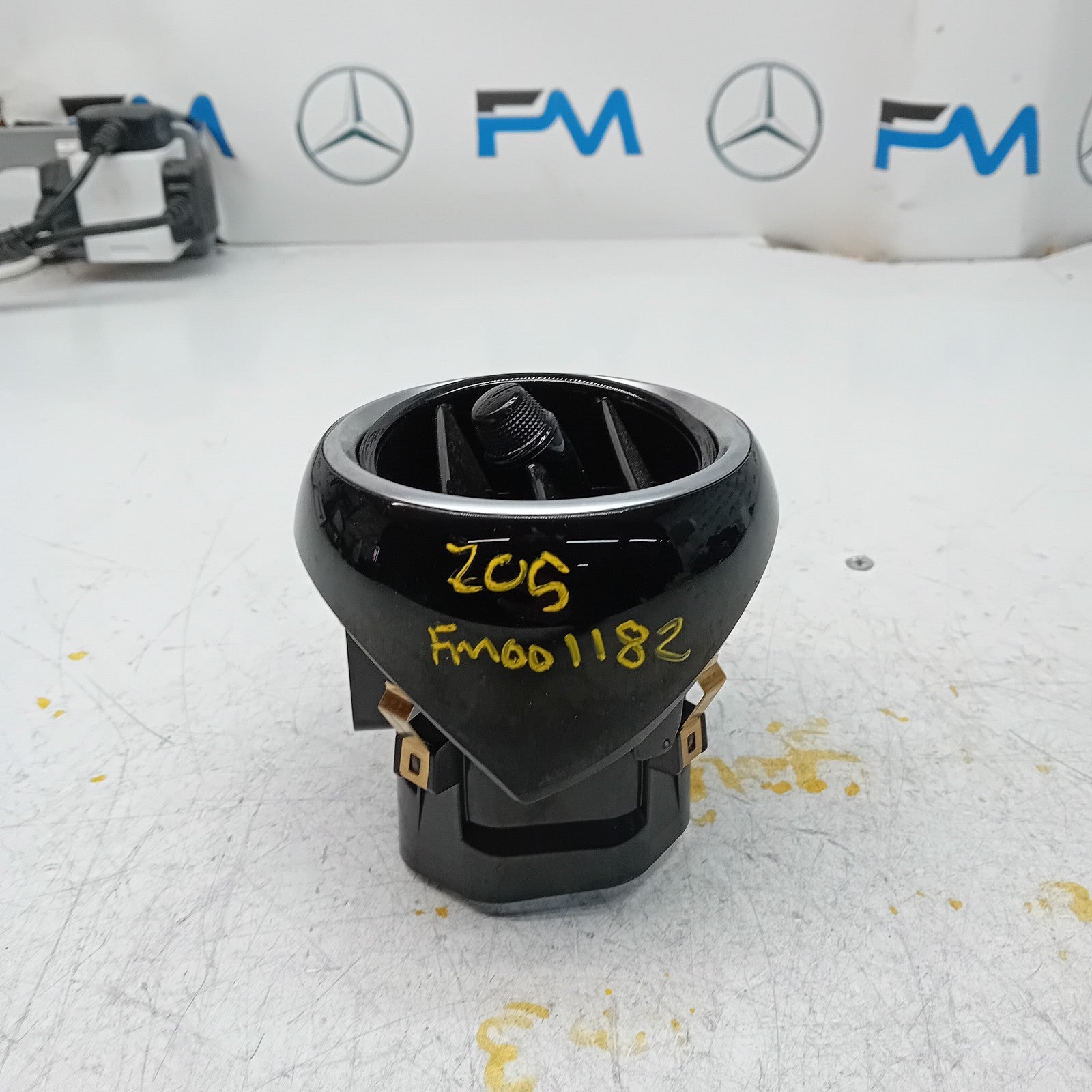 MERCEDES C-CLASS W205 DASHBOARD AIR VENT PASSENGER SIDE  A2058303604 FM001182