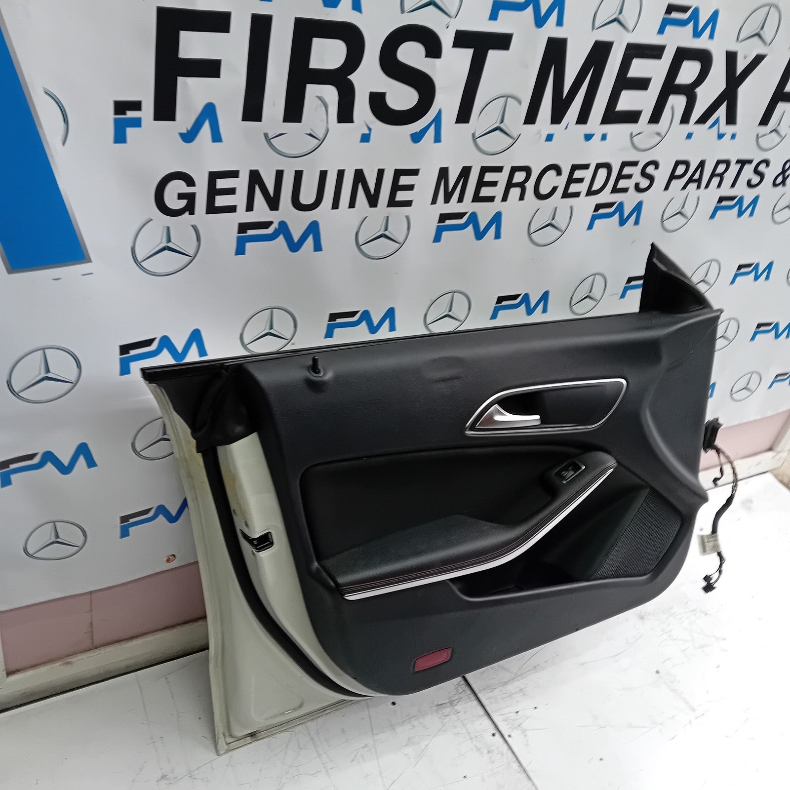 MERCEDES BENZ CLA W117 PASSENGER  FRONT DOOR N/S/F COMPLETE WHITE 2013-18 FMD31