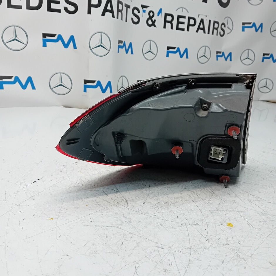 MERCEDES E-CLASS W213 2016 REAR DRIVER O/S TAIL LIGHT FMT49. (DAMAGED)