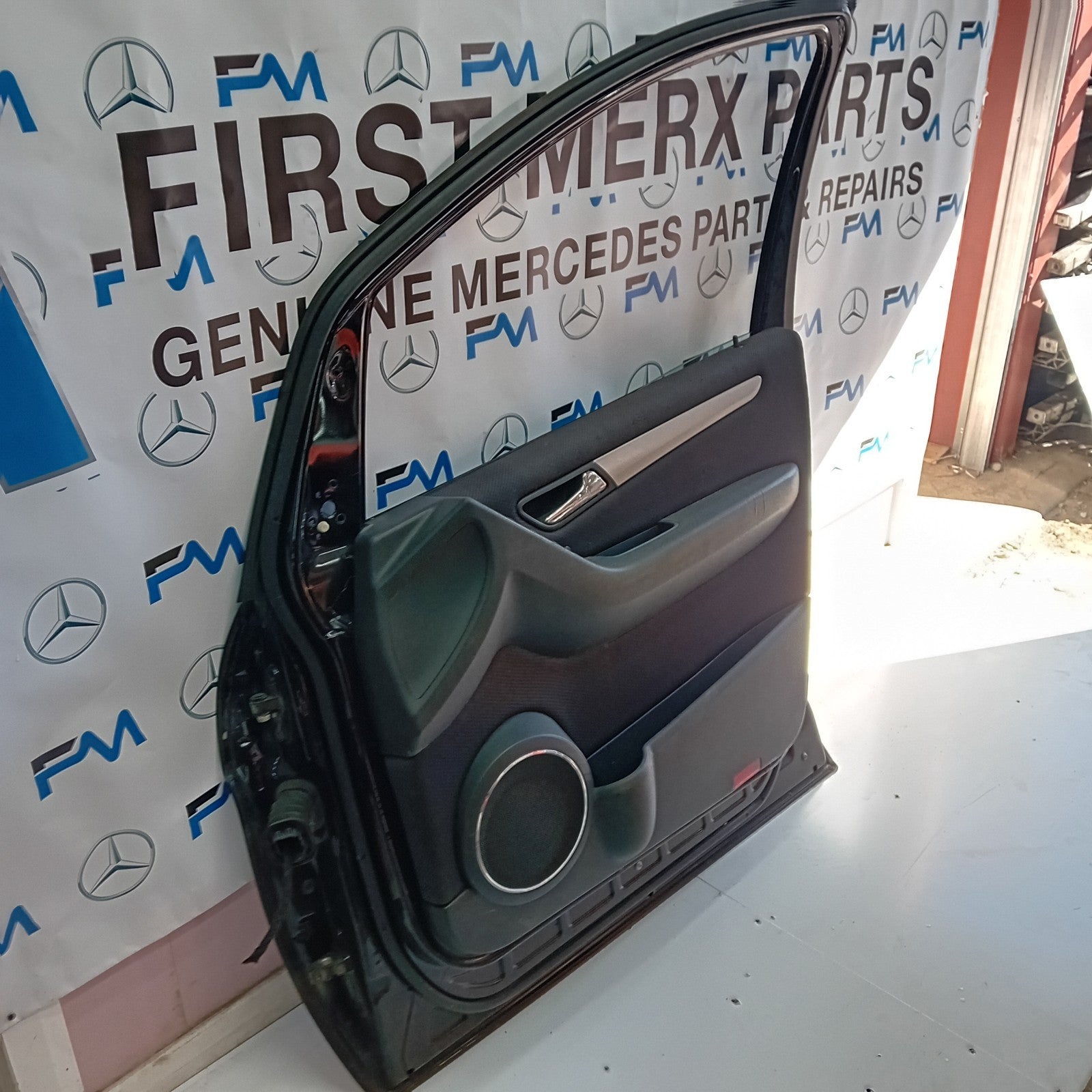 MERCEDES BENZ B-CLASS  W245  DRIVER SIDE FRONT DOOR ( OFF SIDE FRONT ) FM01